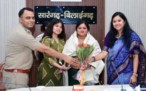 सारंगढ़ बिलाईगढ़ : शिक्षिका सुनीता यादव को शाल श्रीफल भेंटकर कलेक्टर एसपी ने किया सम्मानित