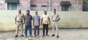 चखना दुकान में विवाद के बाद युवक से डंडे-लोहे की रॉड से मारपीट, 3 आरोपी गिरफ्तार